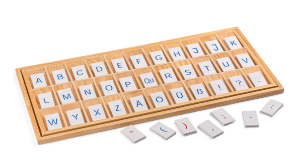Aufgedruckte Buchstaben im Holzkasten