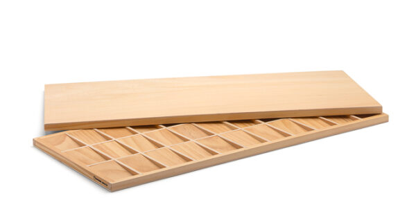 Holzkasten zu den aufgedruckten Buchstaben