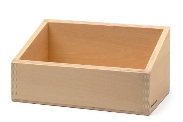 Holzkasten mit angeschrägter Öffnung