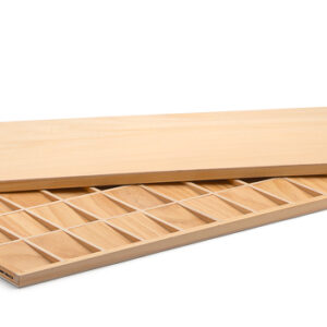 Holzkasten zu den aufgedruckten Buchstaben