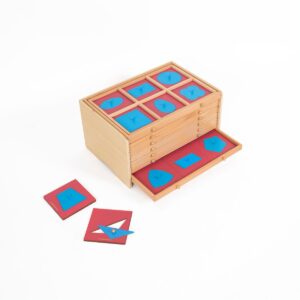 Einsatzfiguren aus Holz in der Kommode mit Schubfächern