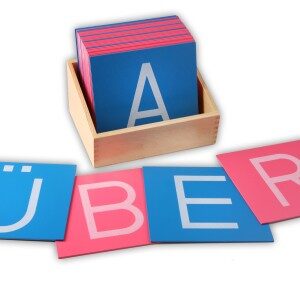 Sandpapierbuchstaben - Großbuchstaben im Holzkasten