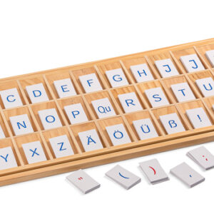 Aufgedruckte Buchstaben im Holzkasten