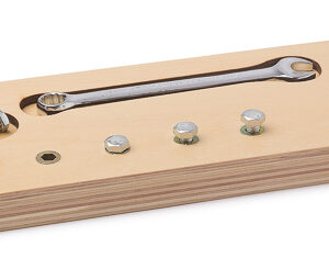 Schraubbrett mit Schraubenschlüssel