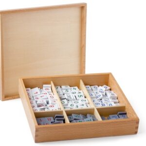 Nummerierte Marken im Holzkasten