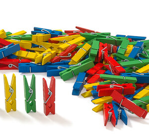 100 farbige Miniklammern aus Holz