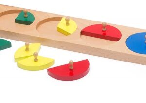 Sortierbrett mit farbigen Bruchteilen