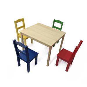 Tisch mit vier bunten Stühlen