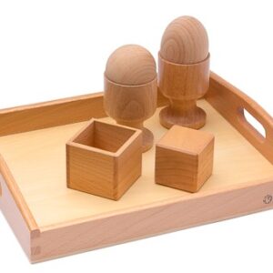 Dreidimensionale Kugel, Ei und Kubus auf einem Holztablett