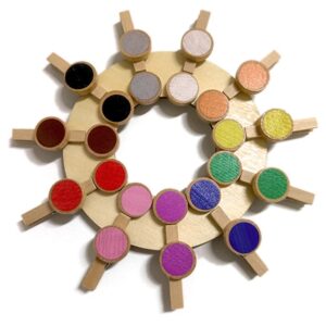 Der Farbkreis - Farbzuordnung mit Holzklammern