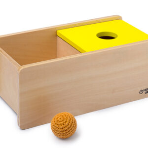 Imbucare-Kasten mit gelben Deckel und einem gestrickten Ball